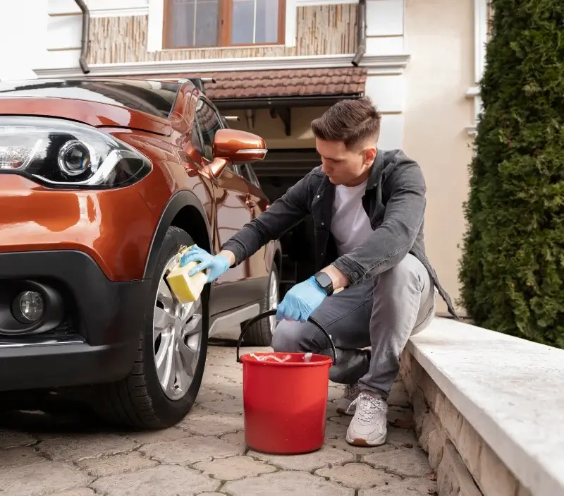 Lavage auto à domicile Finistere : professionnel intervenant sur un véhicule